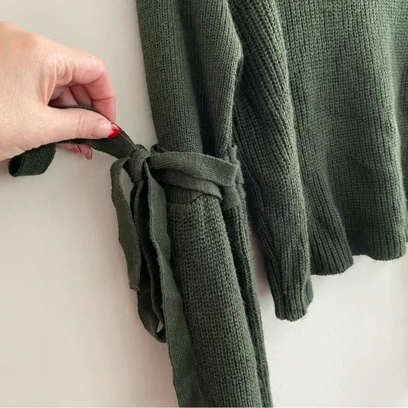 SILENCE + Noise Urban outfitters Olive green bell sleeve cropped crew sweater - Picture 6 of 12